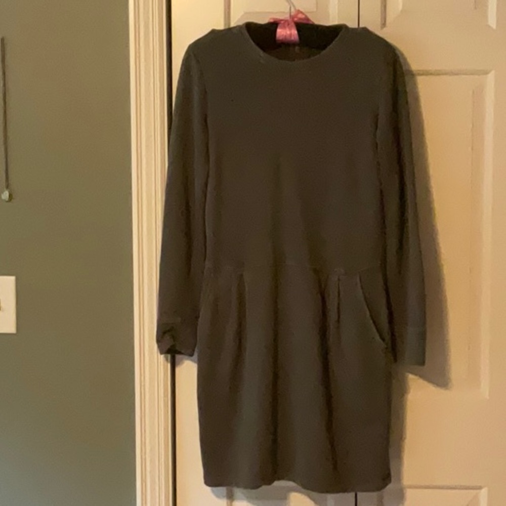 Sweatshirt dress with back sip and Pockets above knee length